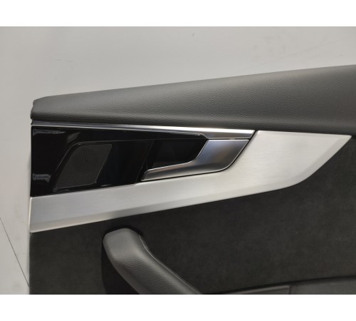 Обшивка двери (задняя правая)