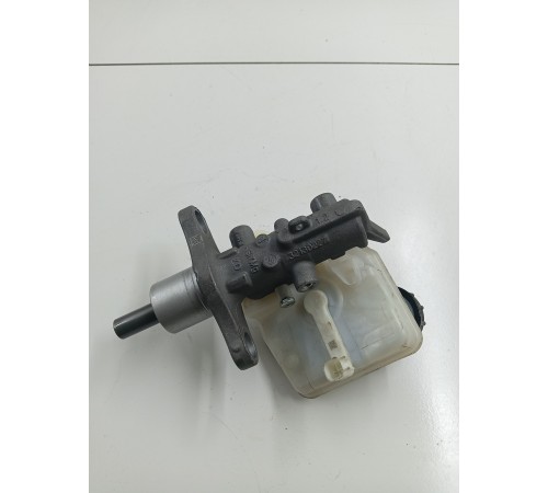 Главный тормозной цилиндр с бачком