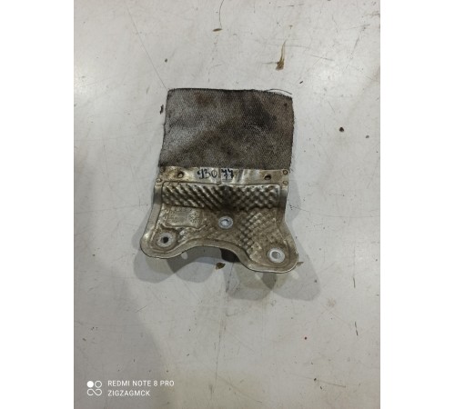 Теплоизоляционный экран правого кронштейна двигателя