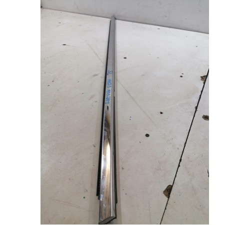 Молдинг двери задний левый