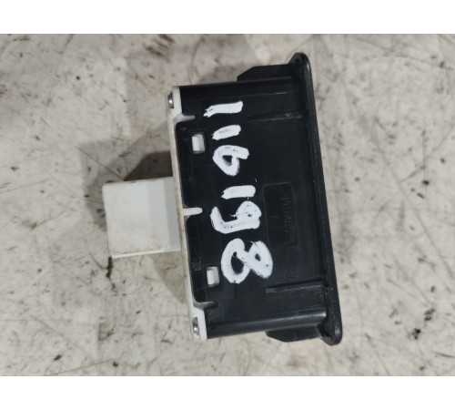 Кнопка открывания крышки багажника