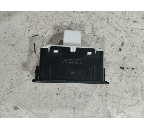 Кнопка открывания крышки багажника