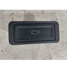 Кнопка открывания крышки багажника