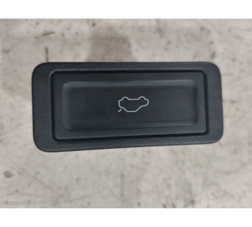 Кнопка открывания крышки багажника