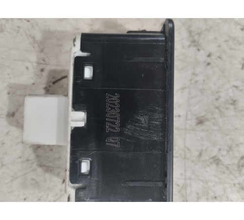 Кнопка открывания крышки багажника