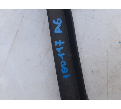 Уплотнитель капота