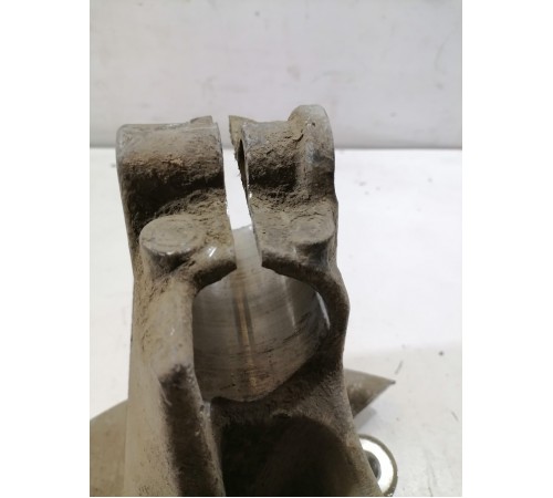 Кулак поворотный передний правый