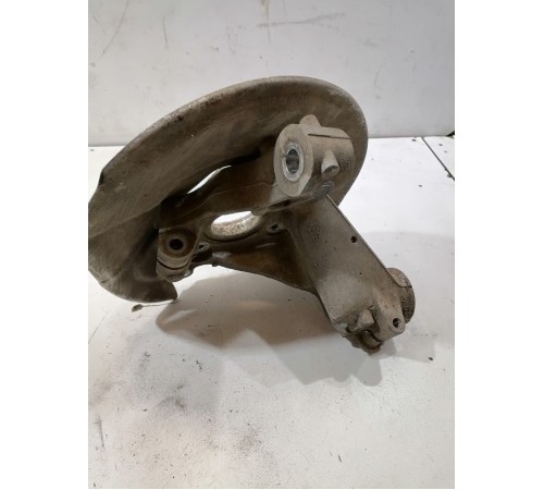 Кулак поворотный передний правый