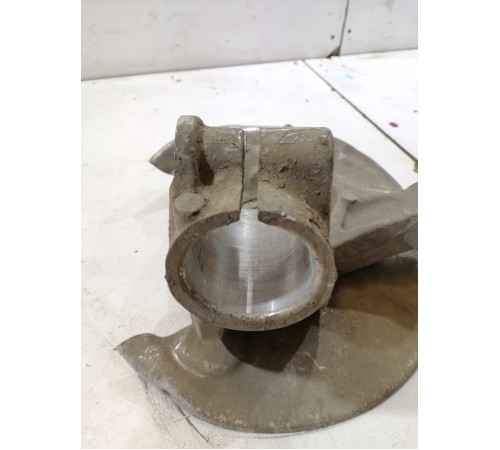 Кулак поворотный передний правый