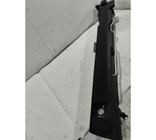 Направляющая шторки багажника задняя левая