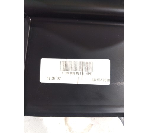 Направляющая шторки багажника задняя левая