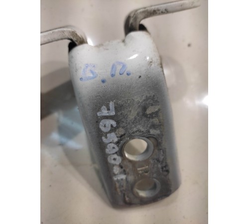 Петля двери (передняя, правая, верхняя)