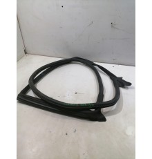 Уплотнитель двери задний левый