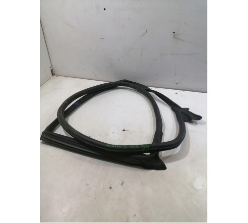 Уплотнитель двери задний левый