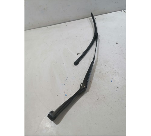 Поводок стеклоочистителя левый