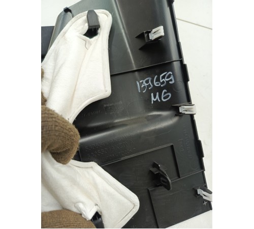 Накладка центральной консоли правая 