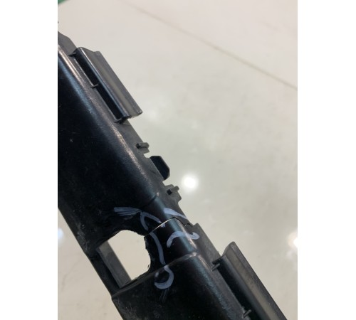 Кронштейн заднего бампера (правый)