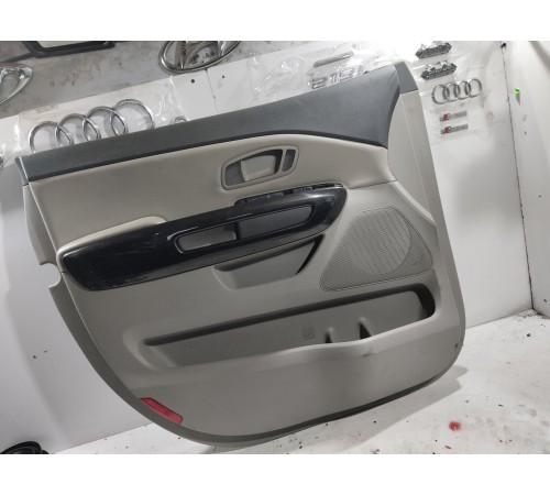 Обшивка двери(передняя левая)