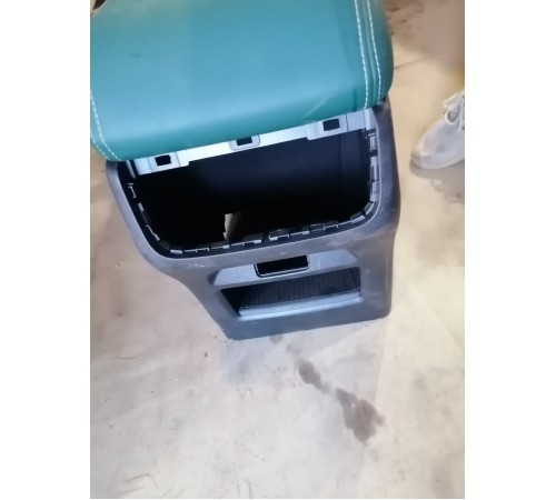 Центральная консоль с подлокотником