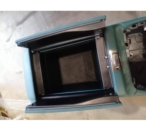 Центральная консоль с подлокотником