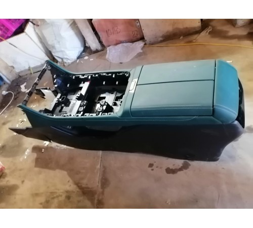 Центральная консоль с подлокотником