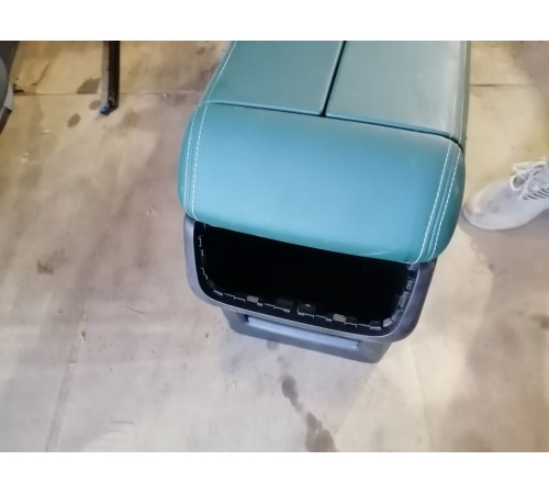 Центральная консоль с подлокотником