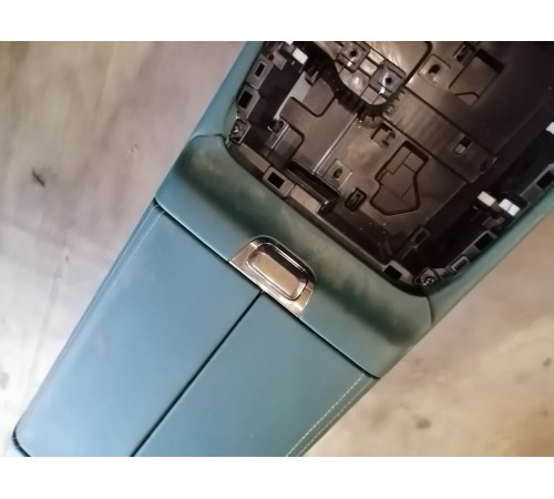 Центральная консоль с подлокотником