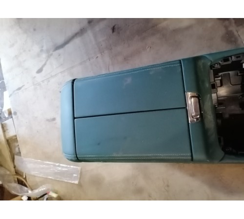 Центральная консоль с подлокотником