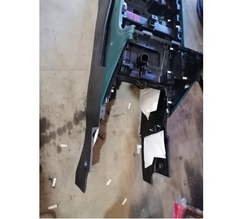 Центральная консоль с подлокотником