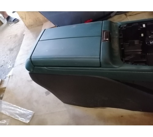 Центральная консоль с подлокотником