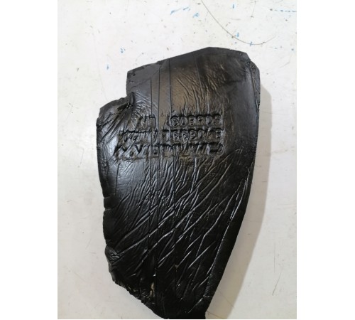 Уплотнитель крыла правый