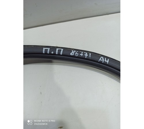 Уплотнитель двери(передний правый)