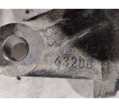 Кулак поворотный передний левый