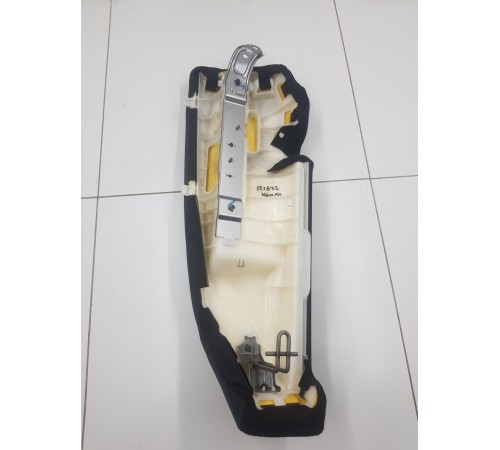 Боковая накладка заднего ряда сидений правая