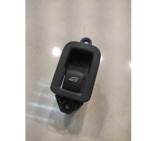 Кнопка стеклоподъемника (задняя, правая)