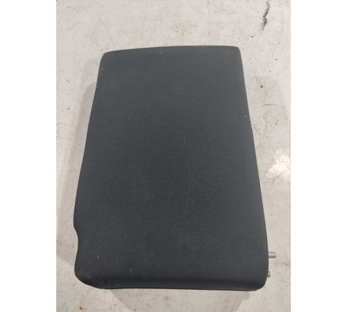 Подлокотник заднего ряда сиденья