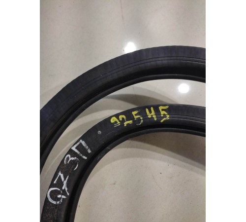 Уплотнитель двери (задний, правый)