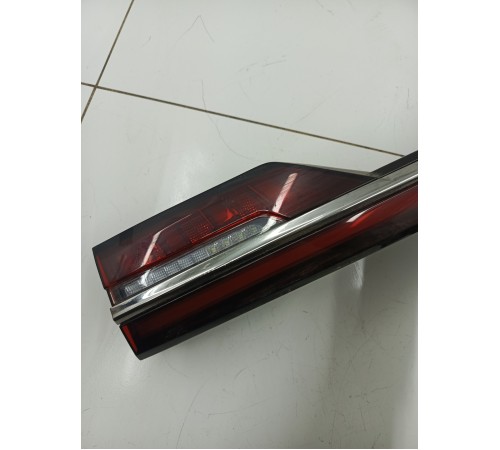 Фонарь двери крышки багажника центральный