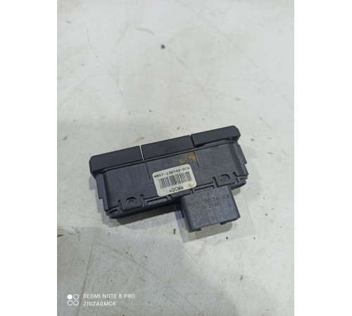 Кнопка блокировки открывания багажника