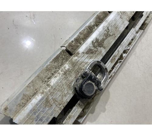 Крепление пола багажника правое