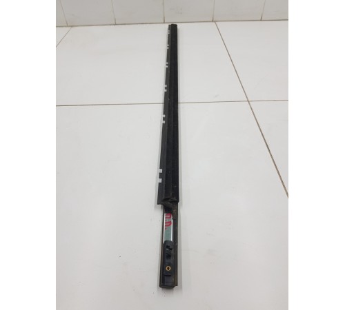 Молдинг стекла передний правый