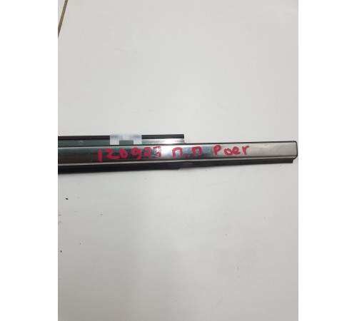 Молдинг стекла передний правый