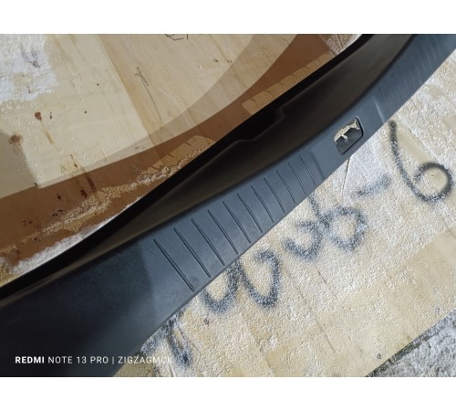 Накладка замка багажника задней панели