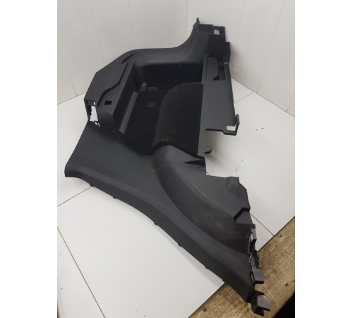 Обшивка багажника правая