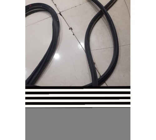 Уплотнитель двери(передний правый)