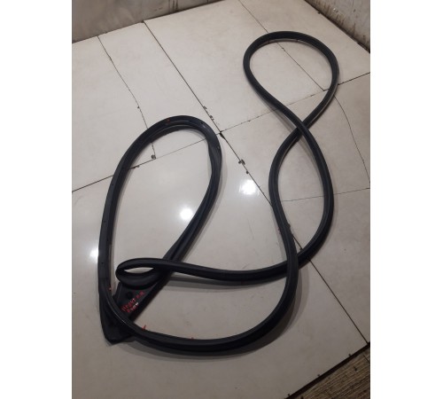 Уплотнитель двери(передний правый)