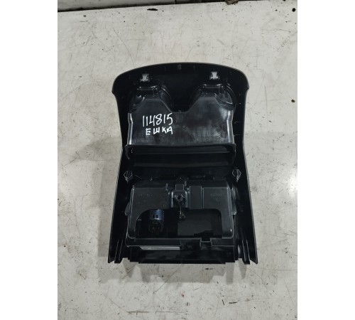 Накладка центральной консоли задняя с воздушным дефлектором