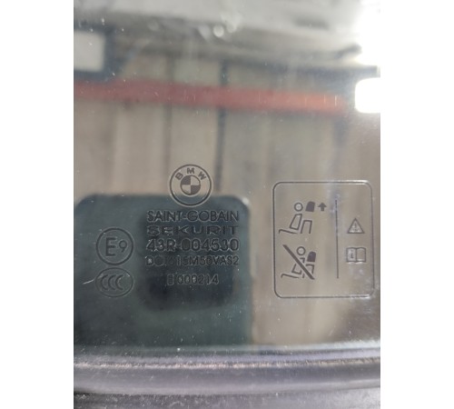 Форточка двери задняя левая