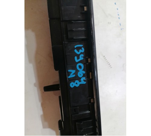 Панель управления климатом заднего ряда