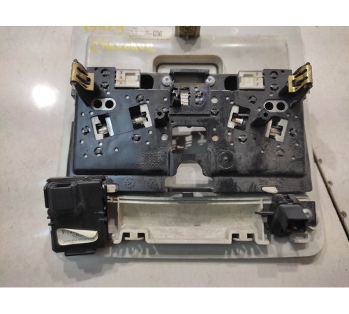 Плафон внутреннего освещения (передний)